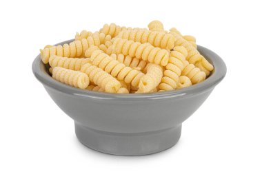 İtalyan spiral şeklinde makarna, seramik kasede Fusilli bucati makarna, beyaz arka planda izole edilmiş..