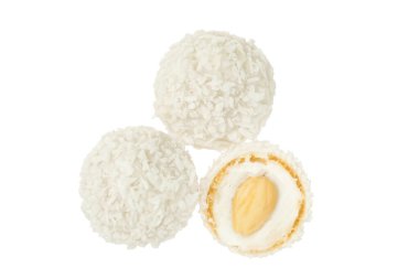 Beyaz arka planda hindistan cevizi gevreği ve fındıklı yuvarlak raffaello. Üst Manzara. Düz yatıyordu..