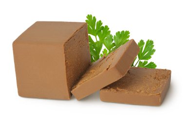 Esmer peynir. Norveç brunost 'u tam derinlikteki beyaz arka planda izole edildi.