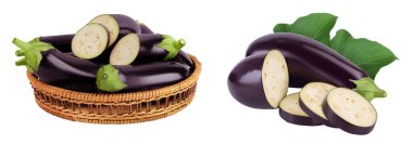 Hasır sepetteki patlıcan beyaz zemin üzerinde tam derinlikte izole edilmiş..