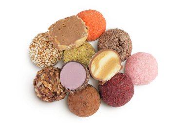 Beyaz arka planda izole edilmiş çeşitli mantarlar. Üst Manzara. Düz yatıyordu.