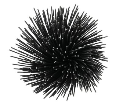 Pişmemiş siyah spagetti beyaz arka planda izole edilmiş. Üst Manzara. Düz yatıyordu.