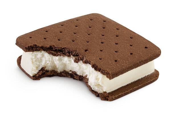 Сэндвич с мороженым с коричневым печеньем на белом фоне.