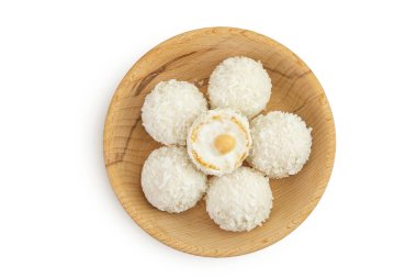 Yuvarlak şeker raffaello hindistan cevizi gevrekleri ve ahşap kasede fındık beyaz arka planda izole.