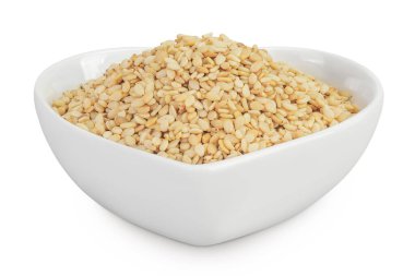 Seramik kasedeki susam tohumları beyaz arka planda tam derinlikte izole edilmiş..