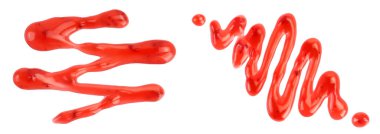 Kırmızı çilek şurubu beyaz arka planda izole edilmiş, geniş bir alana yayılmış, Üst Manzara. Düz yatıyordu,