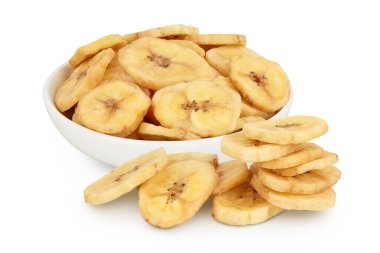 Kurumuş muz cipsleri beyaz arkaplanda tam derinlikte izole edilmiş..