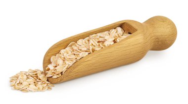 Ahşap kepçe içindeki yulaf gevrekleri beyaz arka planda tam derinlikte izole edilmiş..