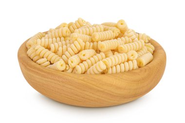 İtalyan spiral şeklinde makarna, beyaz arka planda izole edilmiş ahşap kasede Fusilli bucati makarna..