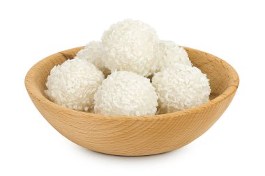 Yuvarlak şeker raffaello hindistan cevizi gevrekleri ve ahşap kasede fındık beyaz arka planda izole.