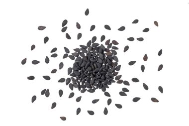 Siyah susam tohumları beyaz arkaplanda izole edilmiş. Üst Manzara. Düz yatıyordu.