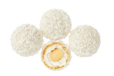 Beyaz arka planda hindistan cevizi gevreği ve fındıklı yuvarlak raffaello. Üst Manzara. Düz yatıyordu..