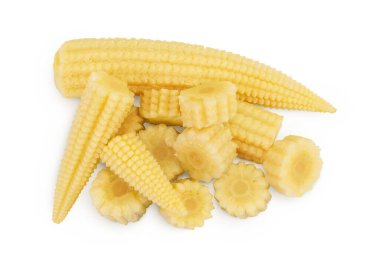 Beyaz arka planda izole edilmiş turşulu yavru mısır koçanları. Üst Manzara. Düz yatıyordu.