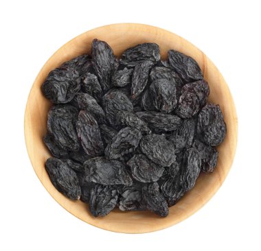 Beyaz arka planda siyah üzümlü ahşap kase. Üst Manzara. Düz yatıyordu.