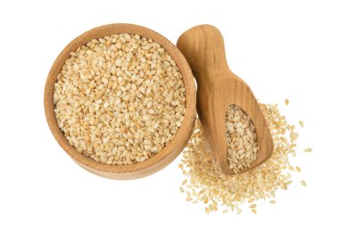 Tahta kasedeki susam tohumları ve beyaz arka planda izole edilmiş kepçeler. Üst Manzara. Düz yatıyordu.