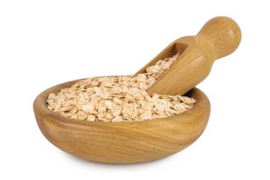 Tahta kasedeki yulaf ezmesi ve kepçe beyaz arka planda tam derinlikte izole edilmiş..