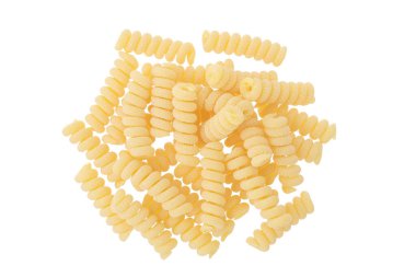 İtalyan spiral şeklinde makarna, beyaz arka planda izole edilmiş Fusilli bucati makarna. Üst Manzara. Düz yatıyordu