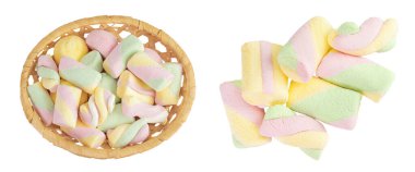 Hasır sepetin içindeki renkli mini marşmelovlar beyaz arka planda tam derinlikte izole edilmiş. Üst Manzara. Düz yatıyordu.