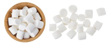 Ahşap kasede marşmelov, beyaz arka planda izole edilmiş, geniş bir alana yayılmış. Üst Manzara. Düz yatıyordu.