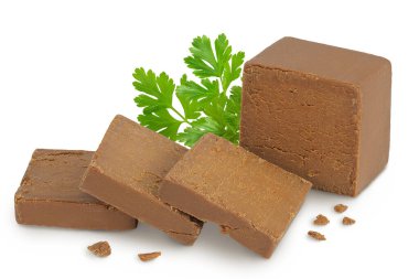 Esmer peynir. Norveç brunost 'u tam derinlikteki beyaz arka planda izole edildi.