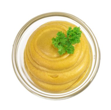 Cam kasede hardal sosu ve beyaz arka planda izole edilmiş tohum. Üst Manzara. Düz yatıyordu.