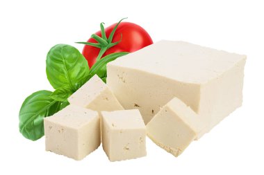 Kesilmiş tofu peyniri yığını beyaz arka planda izole edilmiş, geniş bir alana yayılmış.