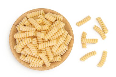 İtalyan spiral şeklinde makarna, beyaz arka planda izole edilmiş ahşap kasede Fusilli bucati makarna. Üst Manzara. Düz yatıyordu