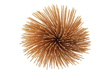 Beyaz arka planda çiğ kepekli spagetti. Üst Manzara. Düz yatıyordu.