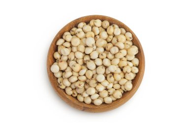 Beyaz arka planda izole edilmiş tahta kasedeki Sorghum tohumları. Üst Manzara. Düz yatıyordu