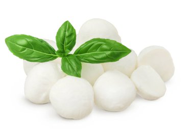 Fesleğen yapraklı mini mozzarella topları beyaz arka planda tam derinlikte izole edilmiş.