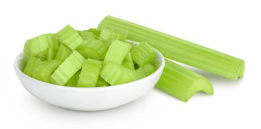 Seramik kasede taze kereviz, beyaz arka planda tam derinlikte izole edilmiş..