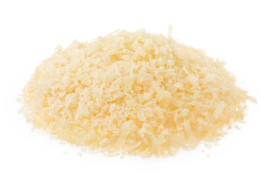 Beyaz arka planda izole edilmiş rendelenmiş parmesan peyniri.