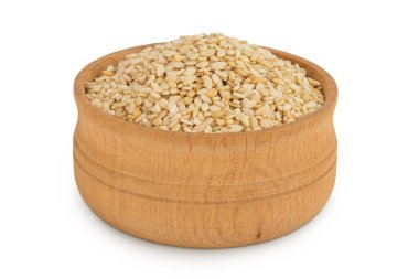 Tahta kasedeki susam tohumları beyaz arka planda tam derinlikte izole edilmiş..