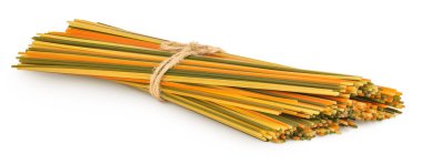 Beyaz arka planda izole edilmiş renkli üç renkli makarna..