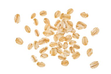 Yulaf lapası yığını beyaz arka planda izole edilmiş, geniş bir alana yayılmış. Üst Manzara. Düz yatıyordu.