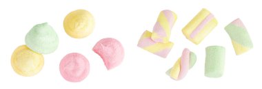 Beyaz arka planda izole edilmiş renkli mini marşmelovlar. Üst Manzara. Düz yatıyordu.