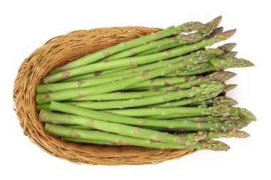 Beyaz arka planda izole edilmiş sepette taze kuşkonmaz var. Üst Manzara. Düz yatıyordu