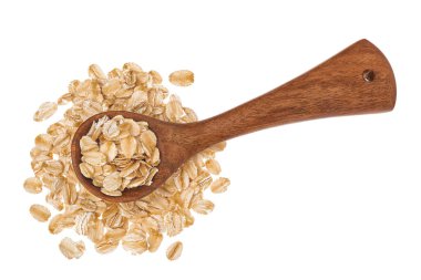 Tahta kaşıktaki yulaf gevrekleri beyaz arka planda izole edilmiş, geniş bir alana yayılmış. Üst Manzara. Düz yatıyordu.