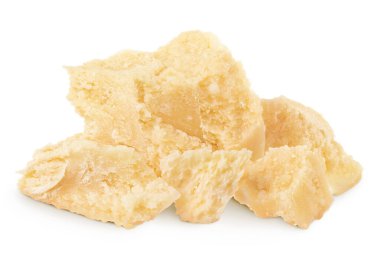 Beyaz arka plan üzerinde izole parmesan peynir parçalarını.