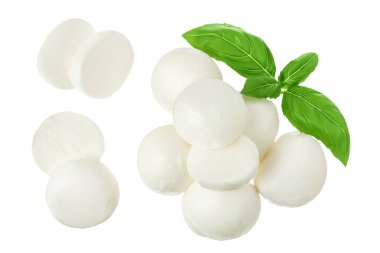 Beyaz zemin üzerinde fesleğen yaprağı olan mini mozzarella topları. Üst Manzara. Düz yatıyordu