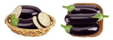 Hasır sepetteki patlıcan beyaz arka planda izole edilmiş, geniş bir alana yayılmış. Üst Manzara. Düz yatıyordu.