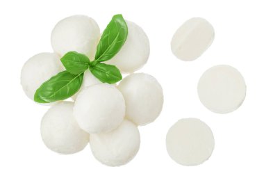 Beyaz zemin üzerinde fesleğen yaprağı olan mini mozzarella topları. Üst Manzara. Düz yatıyordu