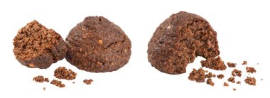 Kerob, muz, kaju, ayçiçeği tohumu ve Hindistan cevizi ezmeli çikolata kurabiyesi beyaz arka planda tam derinlikte izole edilmiş. Sağlıklı yemek, glütensiz, unsuz..