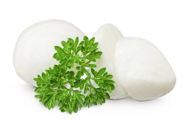 Maydanoz yapraklı mini mozzarella topları beyaz arka planda tam derinlikte izole edilmiş.