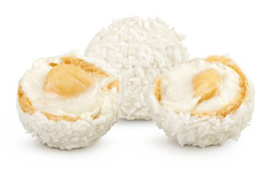 Beyaz arka planda hindistan cevizi ve fındıklı yuvarlak raffaello..