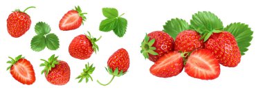 Beyaz arka planda yeşil yapraklarla süslenmiş çilekler. Üst Manzara. Düz uzanma deseni.