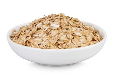 Seramik kasedeki yulaf gevrekleri beyaz arka planda tam derinlikte izole edilmiş..