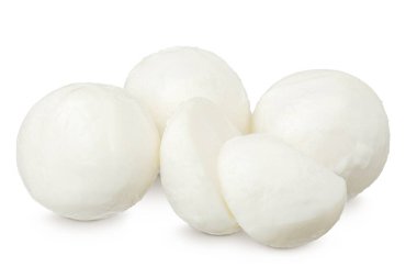 Mini mozzarella topları beyaz arkaplanda tam derinlikte izole edilmiş.