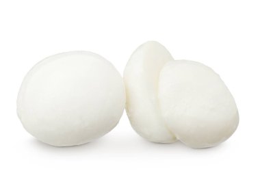 Mini mozzarella topları beyaz arkaplanda tam derinlikte izole edilmiş.
