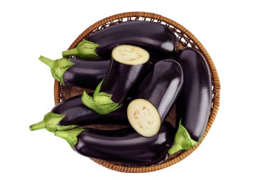 Hasır sepetteki patlıcan beyaz arka planda izole edilmiş, geniş bir alana yayılmış. Üst Manzara. Düz yatıyordu.